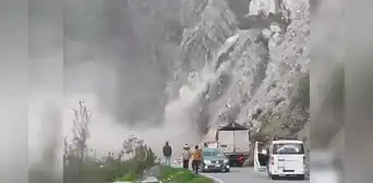 Gigantes rocas se desprenden de cerro en Ayacucho y casi ocasionan tragedia