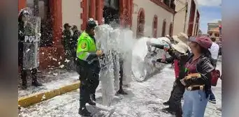 "Puno es otro nivel": policías y manifestantes generaron un carnaval durante protestas