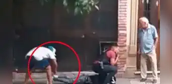 Ladrón le roba las zapatillas a su amigo mientras estaba siendo detenido por un policía Ladrón le roba las zapatillas a su amigo mientras estaba siendo detenido por un policía