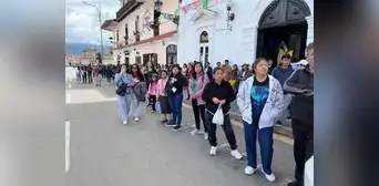 Ciudadanos forman largas colas para recuperar celulares robados en el carnaval de Cajamarca Ciudadanos forman largas colas para recuperar celulares robados en el carnaval de Cajamarca
