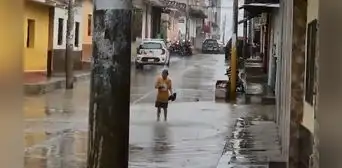 Niño es captado disfrutando y bañándose con agua de lluvia en Piura Niño es captado disfrutando y bañándose con agua de lluvia en Piura