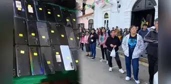 Ciudadanos forman largas colas para recuperar celulares robados en el carnaval de Cajamarca Ciudadanos forman largas colas para recuperar celulares robados en el carnaval de Cajamarca