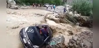 Caudal del río arrastra auto y conductor se salva de milagro en Piura Caudal del río arrastra auto y conductor se salva de milagro en Piura