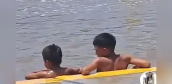 "Parecía lago, pero era inundación": niños se dan baño en calle de Piura y video se hace viral "Parecía lago, pero era inundación": niños se dan baño en calle de Piura y video se hace viral