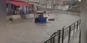 "Ya no se puede parar": lluvias afectan un canal vía que arrasa desechos en Piura "Ya no se puede parar": lluvias afectan un canal vía que arrasa desechos en Piura