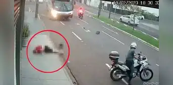 Ladrón muere atropellado por un bus cuando escapaba en moto de una persecución policial Ladrón muere atropellado por un bus cuando escapaba en moto de una persecución policial