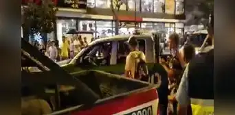 Miraflores: PNP detiene a artistas mientras realizaban vigilia cultural en el parque Kennedy Miraflores: PNP detiene a artistas mientras realizaban vigilia cultural en el parque Kennedy