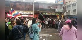 Juliaca: se enfrentan con agua y bombas quienes apoyan paro y opositores a protesta Juliaca: se enfrentan con agua y bombas quienes apoyan paro y opositores a protesta