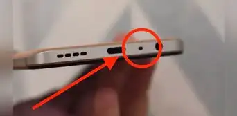 ¿Qué pasa si introduces una aguja en el orificio que está en la parte baja de tu teléfono?