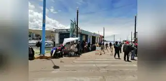 Viajeros que buscan llegar a Bolivia y Perú realizan largas colas en Migraciones Puno Viajeros que buscan llegar a Bolivia y Perú realizan largas colas en Migraciones Puno