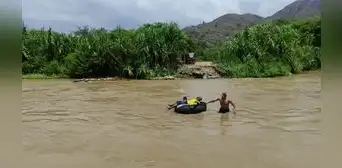 Familias arriesgan su vida y cruzan río Zaña en cámaras inflables de tractor en Chiclayo Familias arriesgan su vida y cruzan río Zaña en cámaras inflables de tractor en Chiclayo