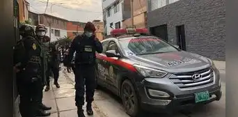 Delincuentes roban arma y pertenencias a policías en frustrada intervención en Lambayeque Delincuentes roban arma y pertenencias a policías en frustrada intervención en Lambayeque