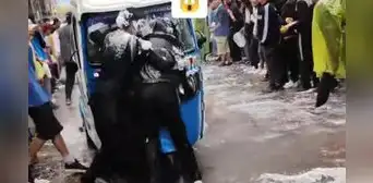 "Esto ya no es un juego": joven pareja es embestida por mototaxi luego de que rompieran su parabrisas "Esto ya no es un juego": joven pareja es embestida por mototaxi luego de que rompieran su parabrisas