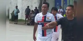 Christian Cueva es captado jugando fulbito en pollada prosalud en Trujillo Christian Cueva es captado jugando fulbito en pollada prosalud en Trujillo