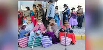 Ancianos forman largas colas para cobrar Pensión 65 tras retrasos por protestas en Puno Ancianos forman largas colas para cobrar Pensión 65 tras retrasos por protestas en Puno