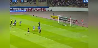Herrera pudo debutar con gol en la Liga 1, pero falló penal para la 'U' tras terrible definición