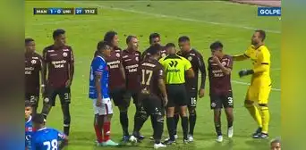 Jugadores de Universitario empujaron al árbitro tras polémico penal y Ureña fue expulsado Jugadores de Universitario empujaron al árbitro tras polémico penal y Ureña fue expulsado