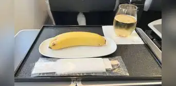 Pide menú vegano en el avión y le entregan un plátano y un vaso de agua Pide menú vegano en el avión y le entregan un plátano y un vaso de agua
