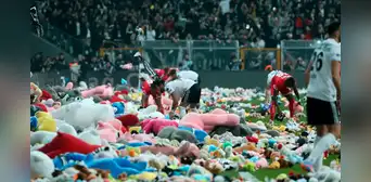 Lluvia de peluches en campo de fútbol como homenaje a niños de Turquía afectados por sismos Lluvia de peluches en campo de fútbol como homenaje a niños de Turquía afectados por sismos