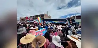 Despiden a ciudadanos aimaras que parten rumbo a Lima para continuar protestas Despiden a ciudadanos aimaras que parten rumbo a Lima para continuar protestas