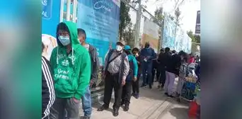 En vez de gastar en bombas, deberían invertir en salud: ciudadanos forman colas en hospital En vez de gastar en bombas, deberían invertir en salud: ciudadanos forman colas en hospital