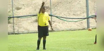 ¡Insólito! A sus 73 años regresó para arbitrar en un partido de Copa Perú en Piura