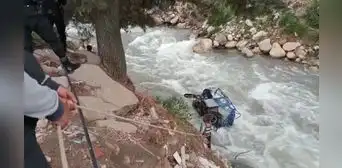 Adolescente cae a río cuando maneja una mototaxi en Áncash Adolescente cae a río cuando maneja una mototaxi en Áncash