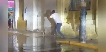"Ya está tomando vuelo": hombre dejó atrás a mujer en plena lluvia y cruzó un charco en Piura "Ya está tomando vuelo": hombre dejó atrás a mujer en plena lluvia y cruzó un charco en Piura