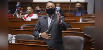 Segundo Quiroz renuncia al Bloque Magisterial: bancada pierde a su segundo integrante en un día