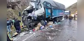 Choferes de bus y camión mueren en choque frontal en la Carretera Central Choferes de bus y camión mueren en choque frontal en la Carretera Central