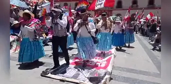 Ciudadanos pisan figura de la Constitución Política de 1993 en señal de rechazo Ciudadanos pisan figura de la Constitución Política de 1993 en señal de rechazo