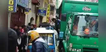 "Ahí están los angelitos": saquean camión de cervezas en Puno "Ahí están los angelitos": saquean camión de cervezas en Puno