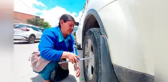 ¡Sin prejuicios! Tiene 65 años, 1,45 m de talla, ocho hijos y es la reina del parchado de llantas