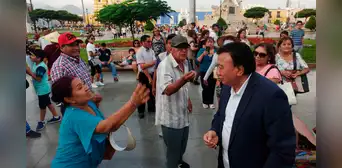 Rechazan en Trujillo a congresista Enrique Wong y le increpan adelanto de elecciones Rechazan en Trujillo a congresista Enrique Wong y le increpan adelanto de elecciones