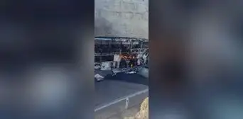Bus interprovincial que trasladaba a 57 pasajeros se incendia totalmente en Piura Bus interprovincial que trasladaba a 57 pasajeros se incendia totalmente en Piura