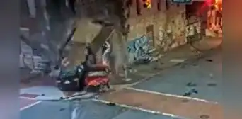 Robo de auto de lujo termina con brutal choque, derrumbe de edificio y muerte de peatón