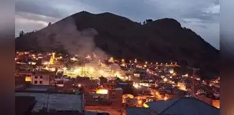 Sede del Poder Judicial terminó incendiado en la ciudad aimara de Juli en Puno Sede del Poder Judicial terminó incendiado en la ciudad aimara de Juli en Puno