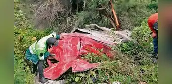 Cinco personas fallecen al caer auto a un abismo en Apurímac