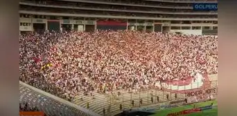 Pese a las 3 derrotas consecutivas, hinchas de Universitario realizaron espectacular recibimiento Pese a las 3 derrotas consecutivas, hinchas de Universitario realizaron espectacular recibimiento