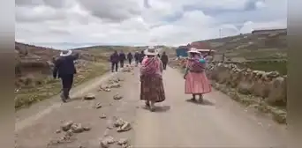 “Nos reprimen y lastiman, por eso no los queremos”: aimaras piden salida de las fuerzas del orden de sus pueblos “Nos reprimen y lastiman, por eso no los queremos”: aimaras piden salida de las fuerzas del orden de sus pueblos