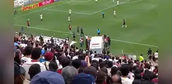 En pleno partido de Universitario y Melgar, hincha es llevado en ambulancia tras sufrir desmayo