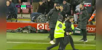 Jurgen Klopp y su furiosa reacción contra hincha que ingresó al campo en el Liverpool vs. Manchester United Jurgen Klopp y su furiosa reacción contra hincha que ingresó al campo en el Liverpool vs. Manchester United