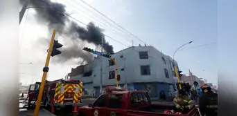 La Victoria: Reportan incendio de grandes proporciones en empresa de encomiendas cerca al estadio de Matute La Victoria: Reportan incendio de grandes proporciones en empresa de encomiendas cerca al estadio de Matute
