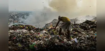 Montañas de basura arden hace días en la India y asfixian con humo tóxico a la población Montañas de basura arden hace días en la India y asfixian con humo tóxico a la población