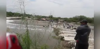 Mujer en trabajo de parto cruza en balsa quebrada activada por lluvias en Piura Mujer en trabajo de parto cruza en balsa quebrada activada por lluvias en Piura