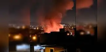 Comas: reportan incendio de grandes proporciones cerca al Banco de la Nación Comas: reportan incendio de grandes proporciones cerca al Banco de la Nación