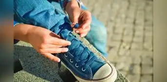 Niño de 7 años muere luego de que dos autos lo impactaran mientras se ataba las zapatillas Niño de 7 años muere luego de que dos autos lo impactaran mientras se ataba las zapatillas