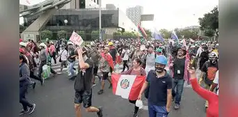 Policía evita avance de marcha en la avenida 28 de Julio Policía evita avance de marcha en la avenida 28 de Julio