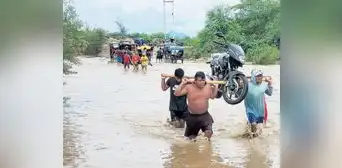 Lluvias cierran caminos y activan más de 90 cuencas en Piura Lluvias cierran caminos y activan más de 90 cuencas en Piura