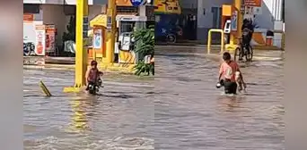 Niño carga a perrito para cruzar calle inundada por intensas lluvias en Piura: "Qué bello gesto" Niño carga a perrito para cruzar calle inundada por intensas lluvias en Piura: "Qué bello gesto"